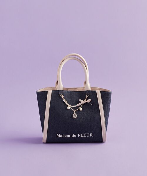 Maison de FLEUR（メゾンドフルール）の「チャーム付きデニム2Wayトートバッグ（トートバッグ・レディース・ライトブルー/インディゴブルー・FREE）」の2枚目の写真