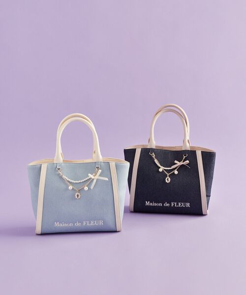 Maison de FLEUR（メゾンドフルール）の「チャーム付きデニム2Wayトートバッグ（トートバッグ・レディース・ライトブルー/インディゴブルー・FREE）」の3枚目の写真