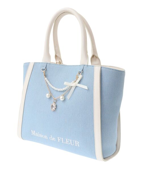 Maison de FLEUR（メゾンドフルール）の「チャーム付きデニム2Wayトートバッグ（トートバッグ・レディース・ライトブルー/インディゴブルー・FREE）」の6枚目の写真