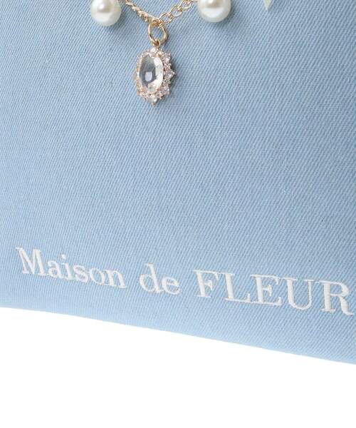 Maison de FLEUR（メゾンドフルール）の「チャーム付きデニム2Wayトートバッグ（トートバッグ・レディース・ライトブルー/インディゴブルー・FREE）」の12枚目の写真