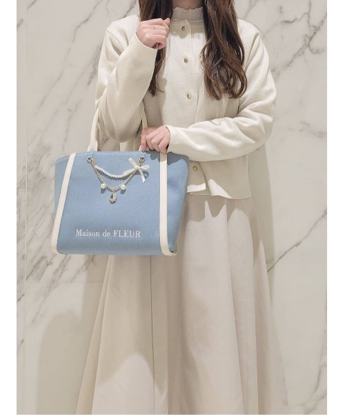 Maison de FLEUR（メゾンドフルール）の「チャーム付きデニム2Wayトートバッグ（トートバッグ・レディース・ライトブルー/インディゴブルー・FREE）」の20枚目の写真