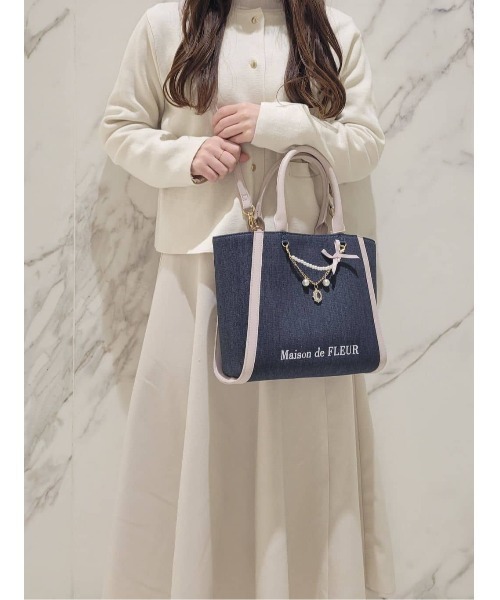 Maison de FLEUR（メゾンドフルール）の「チャーム付きデニム2Wayトートバッグ（トートバッグ・レディース・ライトブルー/インディゴブルー・FREE）」の21枚目の写真