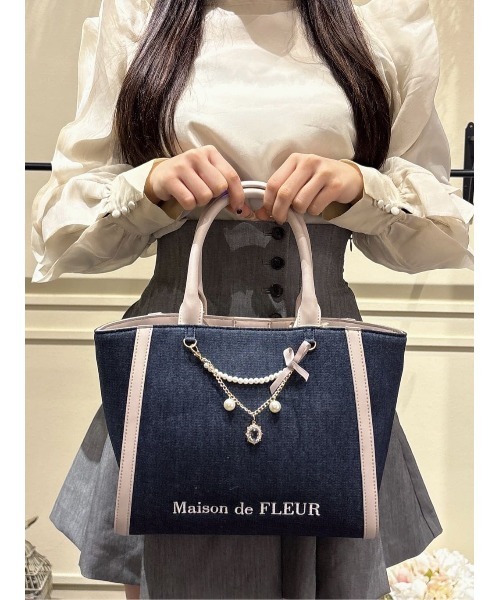Maison de FLEUR（メゾンドフルール）の「チャーム付きデニム2Wayトートバッグ（トートバッグ・レディース・ライトブルー/インディゴブルー・FREE）」の18枚目の写真