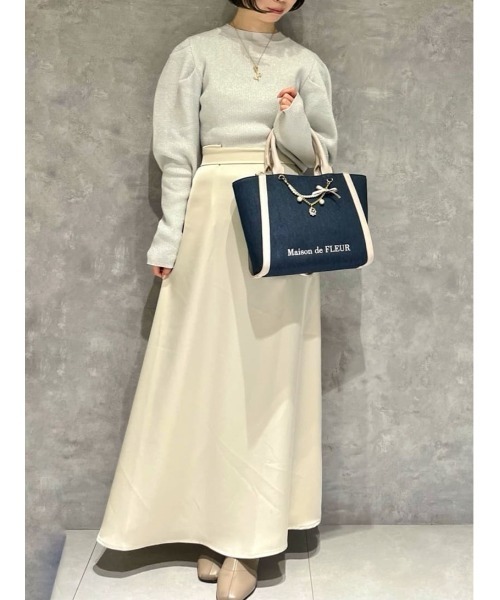 Maison de FLEUR（メゾンドフルール）の「チャーム付きデニム2Wayトートバッグ（トートバッグ・レディース・ライトブルー/インディゴブルー・FREE）」の22枚目の写真