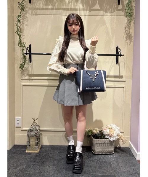 Maison de FLEUR（メゾンドフルール）の「チャーム付きデニム2Wayトートバッグ（トートバッグ・レディース・ライトブルー/インディゴブルー・FREE）」の17枚目の写真