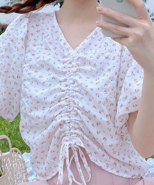 Mejoul(メジュール)の「小花柄フロントドロストシャーリングブラウス(シャツ/ブラウス・レディース・ブルー/イエロー/ピンク・M/L)」の3枚目の写真