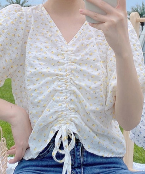 Mejoul(メジュール)の「小花柄フロントドロストシャーリングブラウス(シャツ/ブラウス・レディース・ブルー/イエロー/ピンク・M/L)」の2枚目の写真