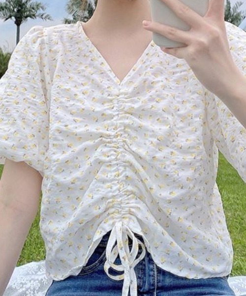 Mejoul(メジュール)の「小花柄フロントドロストシャーリングブラウス(シャツ/ブラウス・レディース・ブルー/イエロー/ピンク・M/L)」の21枚目の写真