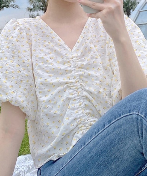 Mejoul(メジュール)の「小花柄フロントドロストシャーリングブラウス(シャツ/ブラウス・レディース・ブルー/イエロー/ピンク・M/L)」の22枚目の写真