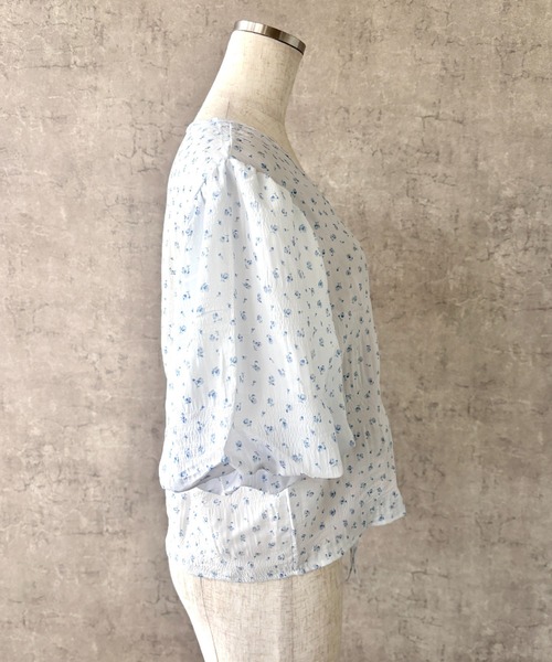 Mejoul(メジュール)の「小花柄フロントドロストシャーリングブラウス(シャツ/ブラウス・レディース・ブルー/イエロー/ピンク・M/L)」の11枚目の写真