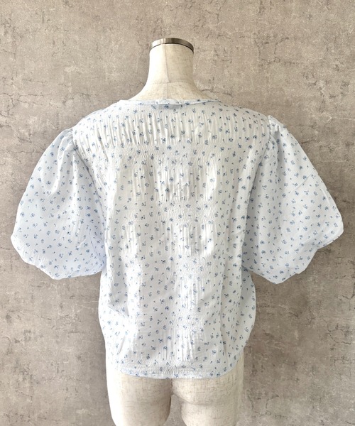 Mejoul(メジュール)の「小花柄フロントドロストシャーリングブラウス(シャツ/ブラウス・レディース・ブルー/イエロー/ピンク・M/L)」の12枚目の写真