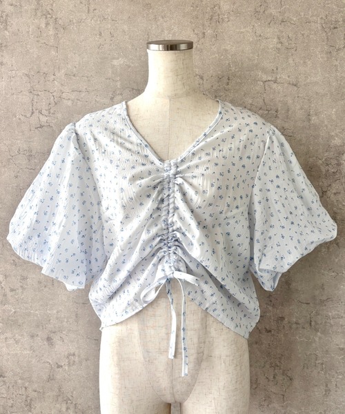 Mejoul(メジュール)の「小花柄フロントドロストシャーリングブラウス(シャツ/ブラウス・レディース・ブルー/イエロー/ピンク・M/L)」の10枚目の写真