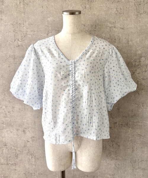 Mejoul(メジュール)の「小花柄フロントドロストシャーリングブラウス(シャツ/ブラウス・レディース・ブルー/イエロー/ピンク・M/L)」の9枚目の写真