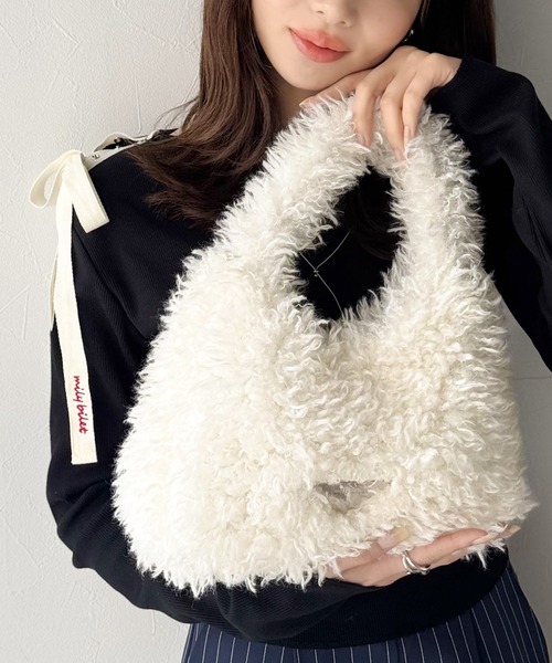 mily bilet(ミウィビレット)の「【mily bilet】ふわふわ感と高級感で、季節のおしゃれを格上げ。ロゴプレート使いプードルファーラウンドバッグ(ハンドバッグ・レディース・アイボリー/ベージュ/ブラウン・ONE SIZE)」の3枚目の写真
