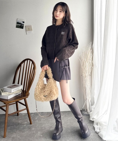 mily bilet(ミウィビレット)の「【mily bilet】ふわふわ感と高級感で、季節のおしゃれを格上げ。ロゴプレート使いプードルファーラウンドバッグ(ハンドバッグ・レディース・アイボリー/ベージュ/ブラウン・ONE SIZE)」の10枚目の写真