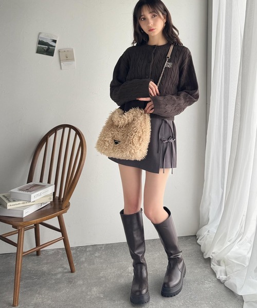 mily bilet(ミウィビレット)の「【mily bilet】ふわふわ感と高級感で、季節のおしゃれを格上げ。ロゴプレート使いプードルファーラウンドバッグ(ハンドバッグ・レディース・アイボリー/ベージュ/ブラウン・ONE SIZE)」の8枚目の写真