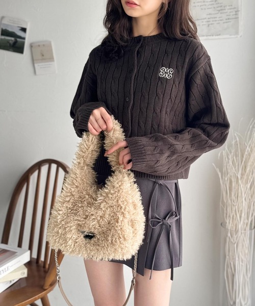 mily bilet(ミウィビレット)の「【mily bilet】ふわふわ感と高級感で、季節のおしゃれを格上げ。ロゴプレート使いプードルファーラウンドバッグ(ハンドバッグ・レディース・アイボリー/ベージュ/ブラウン・ONE SIZE)」の7枚目の写真