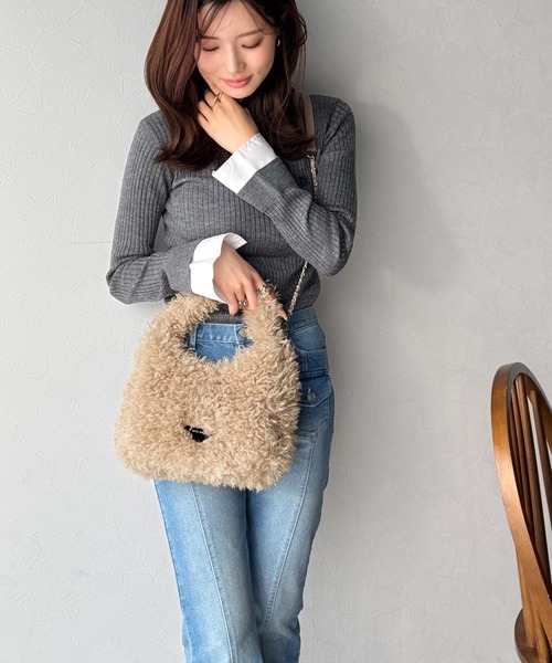mily bilet(ミウィビレット)の「【mily bilet】ふわふわ感と高級感で、季節のおしゃれを格上げ。ロゴプレート使いプードルファーラウンドバッグ(ハンドバッグ・レディース・アイボリー/ベージュ/ブラウン・ONE SIZE)」の12枚目の写真