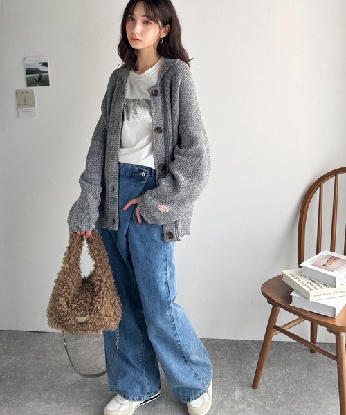 mily bilet(ミウィビレット)の「【mily bilet】ふわふわ感と高級感で、季節のおしゃれを格上げ。ロゴプレート使いプードルファーラウンドバッグ(ハンドバッグ・レディース・アイボリー/ベージュ/ブラウン・ONE SIZE)」の5枚目の写真
