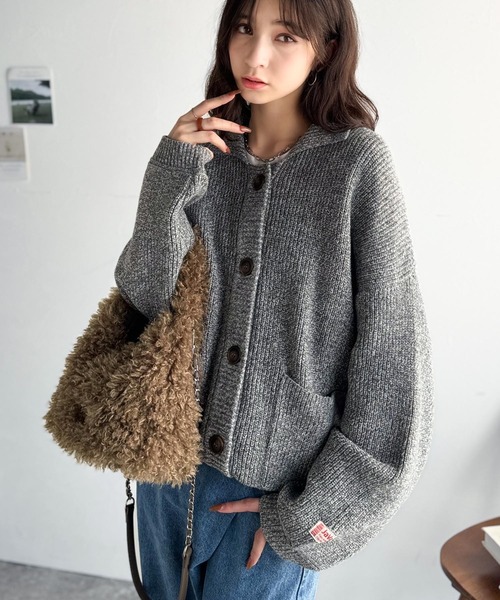 mily bilet(ミウィビレット)の「【mily bilet】ふわふわ感と高級感で、季節のおしゃれを格上げ。ロゴプレート使いプードルファーラウンドバッグ(ハンドバッグ・レディース・アイボリー/ベージュ/ブラウン・ONE SIZE)」の4枚目の写真