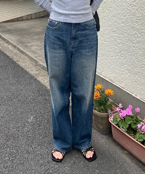 GIUNON(ジウノン)の「wide curve denim pants / ワイドカーブデニムパンツ(デニムパンツ・レディース・ブルー・0/1)」の2枚目の写真