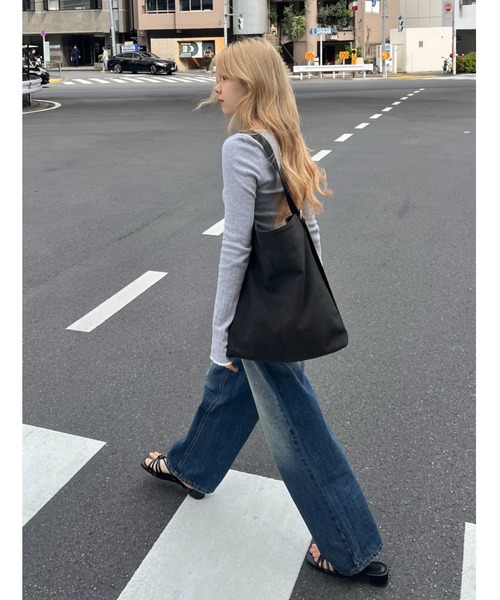 GIUNON(ジウノン)の「wide curve denim pants / ワイドカーブデニムパンツ(デニムパンツ・レディース・ブルー・0/1)」の4枚目の写真