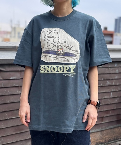 SNOOPY×OLD BETTY'S(スヌーピーカケルオールドベティーズ)の「スヌーピー【SNOOPY】organic cotton T-shirts(SURFIN)(Tシャツ/カットソー・レディース・ダークネイビー/ブラック/オフホワイト/ベージュ系その他・M/XL/L)」の2枚目の写真