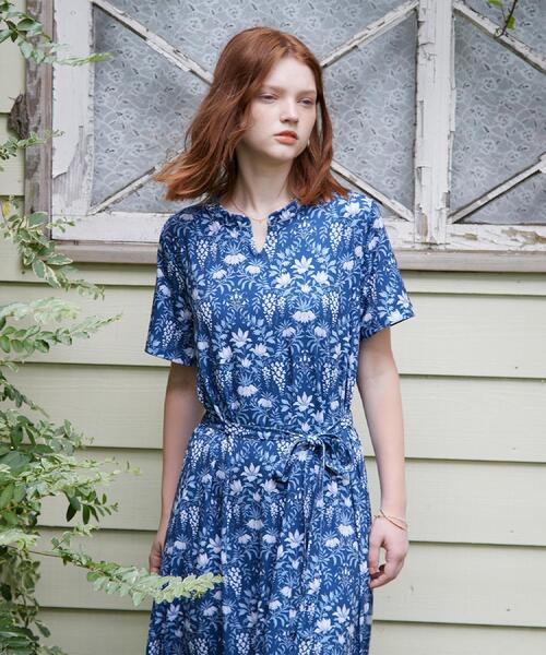 LAURA ASHLEY(ローラアシュレイ)の「【WEB限定/M~LL3サイズ/ジャージ素材】パルテール柄 ワンピース(ワンピース・レディース・ネイビー系6・42/40/38)」の2枚目の写真
