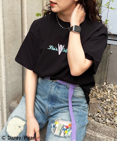 PONEYCOMB TOKYO(パニカムトーキョー)の「【Disney&Pixar】FlosV8 Cafe/Tシャツ(Tシャツ/カットソー・レディース・ホワイト/ブラック・FREE)」の1枚目の写真