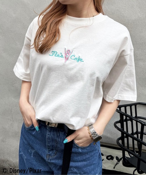 PONEYCOMB TOKYO(パニカムトーキョー)の「【Disney&Pixar】FlosV8 Cafe/Tシャツ(Tシャツ/カットソー・レディース・ホワイト/ブラック・FREE)」の3枚目の写真