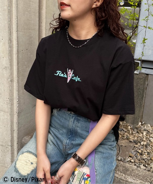 PONEYCOMB TOKYO(パニカムトーキョー)の「【Disney&Pixar】FlosV8 Cafe/Tシャツ(Tシャツ/カットソー・レディース・ホワイト/ブラック・FREE)」の4枚目の写真