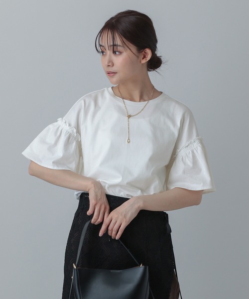 GLOBAL WORK(グローバルワーク)の「MATINEE LINE/冷感フリルスリーブ半袖/496991(Tシャツ/カットソー・レディース・オフホワイト/ブラック/レッド/チャコール・REGULAR/LONG)」の2枚目の写真