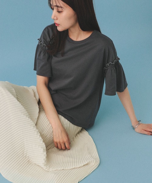 GLOBAL WORK(グローバルワーク)の「MATINEE LINE/冷感フリルスリーブ半袖/496991(Tシャツ/カットソー・レディース・オフホワイト/ブラック/レッド/チャコール・REGULAR/LONG)」の4枚目の写真