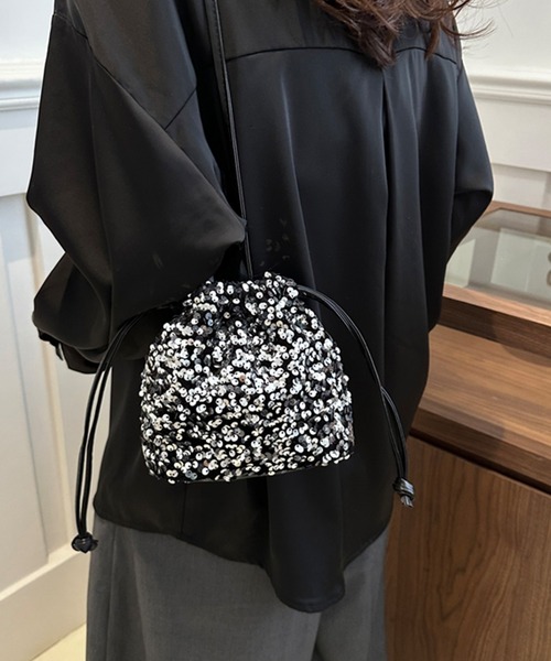 DRESS PLUS(ドレスプラス)の「キラキラ輝くスパンコール巾着バッグ(ハンドバッグ・レディース・ブラック/グレー/ブルー・フリー)」の1枚目の写真