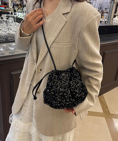 DRESS PLUS(ドレスプラス)の「キラキラ輝くスパンコール巾着バッグ(ハンドバッグ・レディース・ブラック/グレー/ブルー・フリー)」の3枚目の写真
