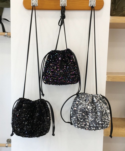 DRESS PLUS(ドレスプラス)の「キラキラ輝くスパンコール巾着バッグ(ハンドバッグ・レディース・ブラック/グレー/ブルー・フリー)」の8枚目の写真