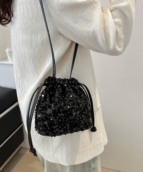 DRESS PLUS(ドレスプラス)の「キラキラ輝くスパンコール巾着バッグ(ハンドバッグ・レディース・ブラック/グレー/ブルー・フリー)」の6枚目の写真