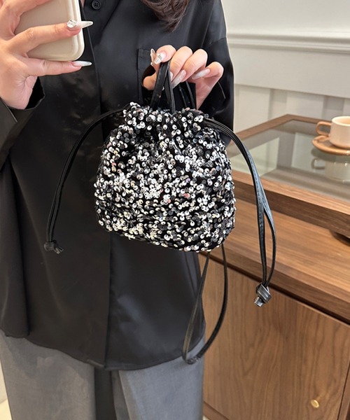 DRESS PLUS(ドレスプラス)の「キラキラ輝くスパンコール巾着バッグ(ハンドバッグ・レディース・ブラック/グレー/ブルー・フリー)」の12枚目の写真
