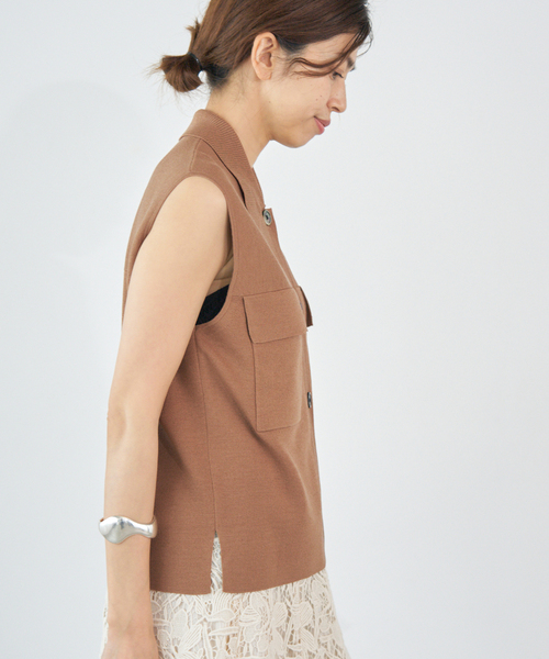 IENA（イエナ）の「ハイツイストウールシルク 襟付きノースリーブ（ニット/セーター・レディース・ブラック/キャメル・FREE）」の10枚目の写真