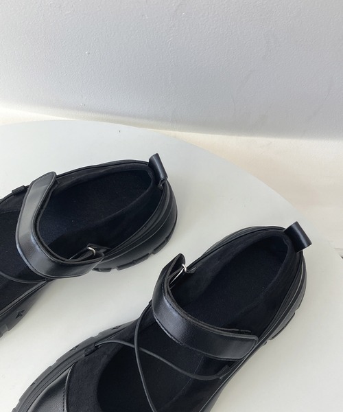 AS KNOW AS plus（アズノゥアズプラス）の「クロスストラップ メリージェーンローファー（ローファー・レディース・グレー/ブラック・L/M）」の12枚目の写真