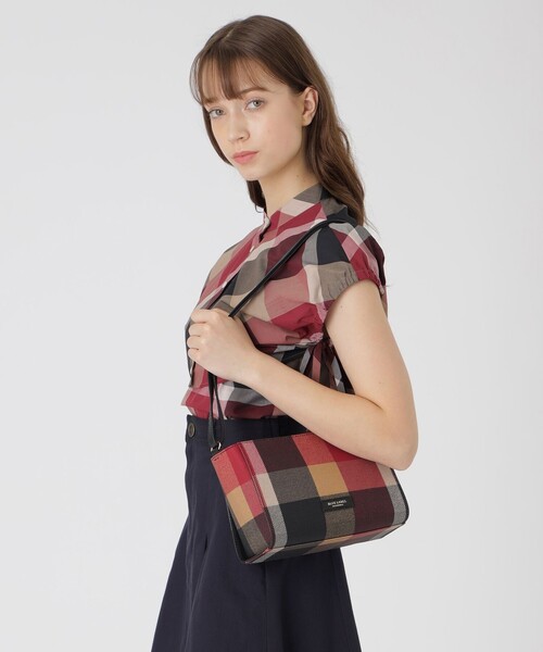 BLUE LABEL CRESTBRIDGE（ブルーレーベルクレストブリッジ）の「クレストブリッジチェックPVCミニショルダー（ショルダーバッグ・レディース・レッド/ベージュ系その他/ダークネイビー/ブルー系その他2・FREE）」の5枚目の写真