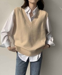 「ほどよく深いVネックで女性らしさUP。重ね着でおしゃれ見え！」春のVネックニットベスト