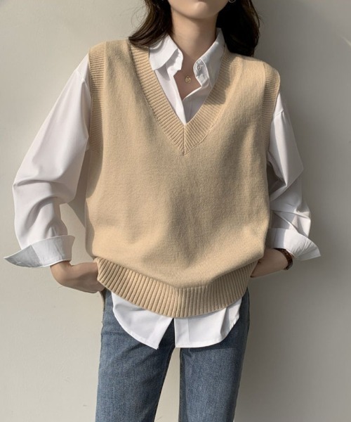 maison de LATIR(メゾンドラティール)の「「ほどよく深いVネックで女性らしさUP。重ね着でおしゃれ見え!」春のVネックニットベスト(ベスト・レディース・ネイビー/ベージュ/ブラック・FREE)」の16枚目の写真