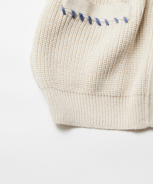 FREAK'S STORE(フリークスストア)の「限定展開 リラックスフィット ハンドステッチデザイン 畦編み ニット カーディガン(カーディガン/ボレロ・メンズ・チャコールグレー/ブラック/オフホワイト/ブラウン・MEDIUM/LARGE)」の5枚目の写真