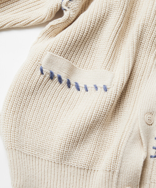 FREAK'S STORE(フリークスストア)の「限定展開 リラックスフィット ハンドステッチデザイン 畦編み ニット カーディガン(カーディガン/ボレロ・メンズ・チャコールグレー/ブラック/オフホワイト/ブラウン・MEDIUM/LARGE)」の6枚目の写真