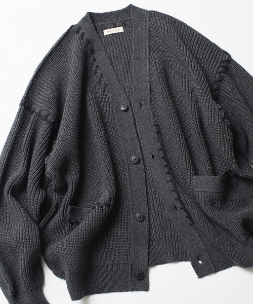 FREAK'S STORE(フリークスストア)の「限定展開 リラックスフィット ハンドステッチデザイン 畦編み ニット カーディガン(カーディガン/ボレロ・メンズ・チャコールグレー/ブラック/オフホワイト/ブラウン・MEDIUM/LARGE)」の15枚目の写真