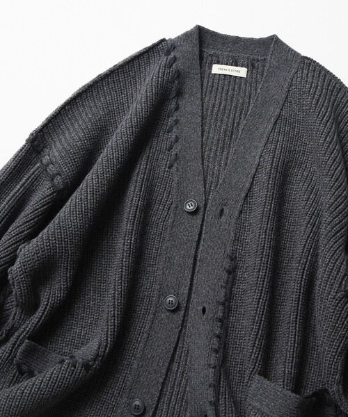 FREAK'S STORE(フリークスストア)の「限定展開 リラックスフィット ハンドステッチデザイン 畦編み ニット カーディガン(カーディガン/ボレロ・メンズ・チャコールグレー/ブラック/オフホワイト/ブラウン・MEDIUM/LARGE)」の17枚目の写真