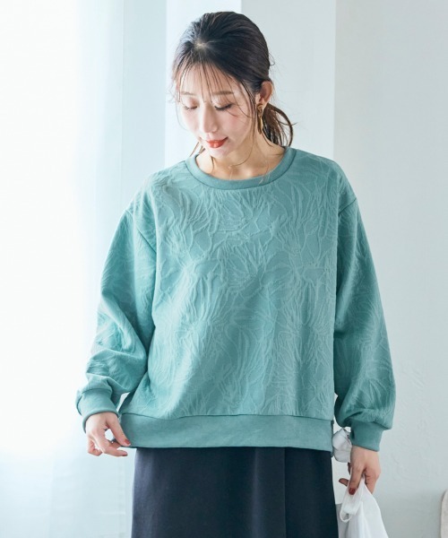 SMILE LAND(スマイルランド)の「<大きいサイズ>ふくれフラワージャガードゆるシルエットプルオーバー(Tシャツ/カットソー・レディース・ベージュ/ブラック/セージグリーン/グレー・L/LL/3L/4L/5L)」の4枚目の写真