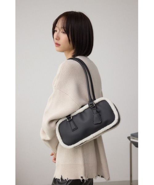 AZUL by moussy(アズールバイマウジー)の「フェイクムートンスクエアトートバッグ(ハンドバッグ・レディース・ブラック/キャメル・FREE)」の3枚目の写真