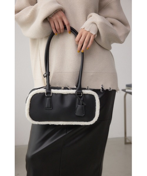 AZUL by moussy(アズールバイマウジー)の「フェイクムートンスクエアトートバッグ(ハンドバッグ・レディース・ブラック/キャメル・FREE)」の4枚目の写真